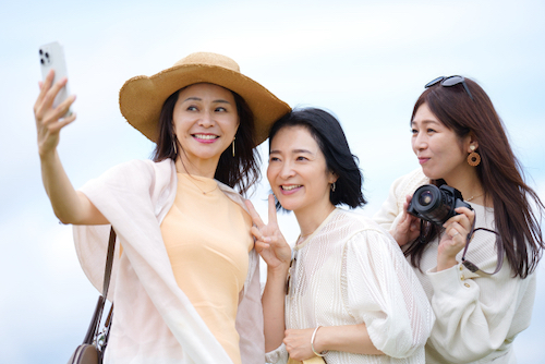 楽しそうに自撮りをする女性たち