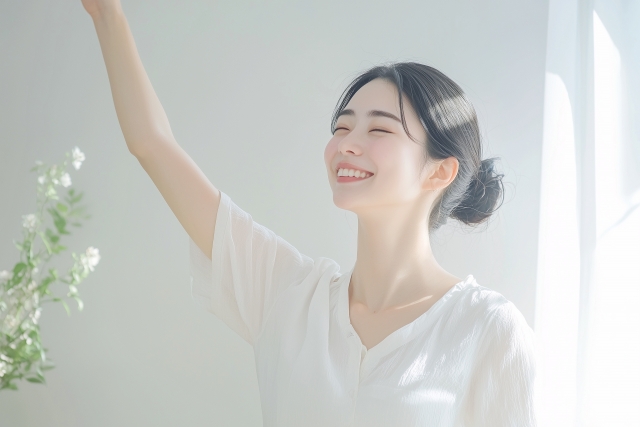 日差しを浴びる笑顔の女性