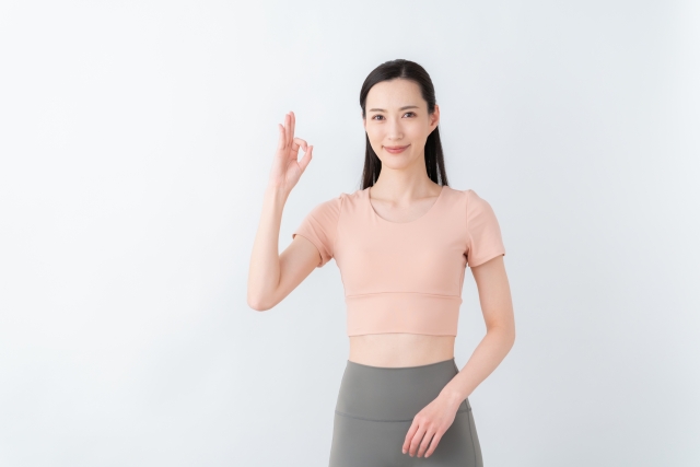 OKサインをする女性