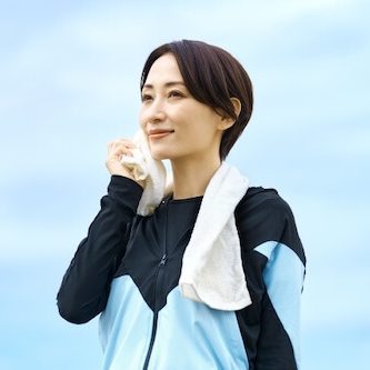 汗を拭く女性