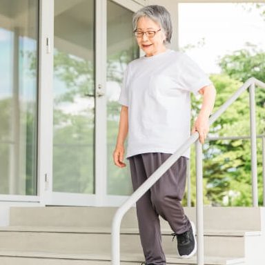 階段を降りる高齢女性