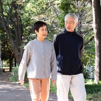 散歩をする高齢夫婦