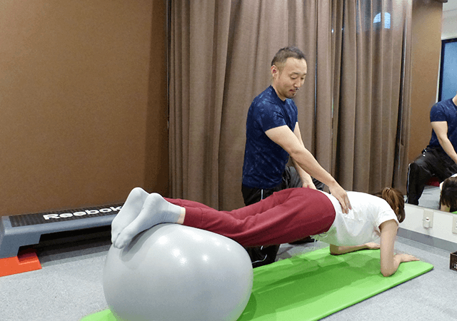 運動をサポートしている様子